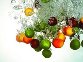 קילוף פירות עם חומצות פירות, שבזכותן תאי העור מתחדשים